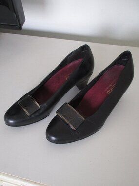 Munro American Womens Black Leather Pump w/2" Rubber Block Heel - Size 7M